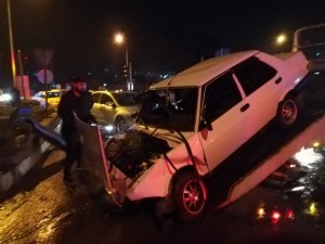 Alkollü sürücü, otomobili 3 şeritli yola sığdıramadı 3 yaralı