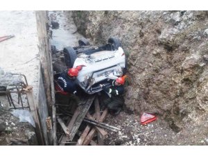 Otomobil kanal inşaatına devrildi: 1 yaralı