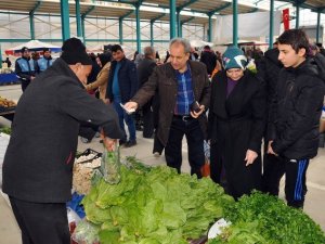 Başkan Akkaya, Yarenler Pazarında alışveriş yaptı