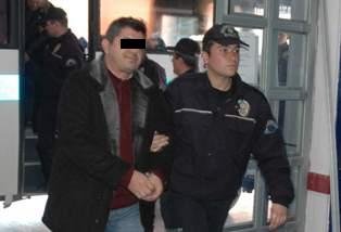 Milyonluk memurun ailesi tutuklandı