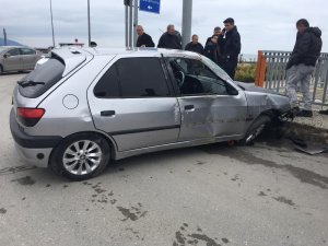 Cep telefonuyla konuşurken kaldırıma çarptı