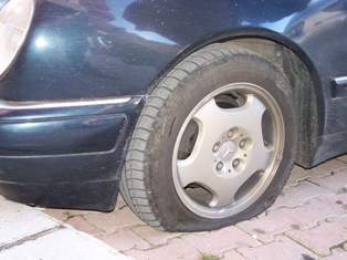 Avukat ve kızının aracının lastiklerini kestiler