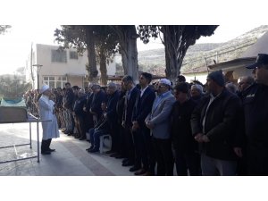 Tedavisi süren gazi kazada kaybettiği babasının cenazesine katıldı