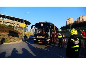 Galatasaray ve Trabzonspor stada geldi