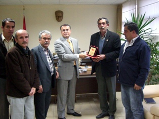 Muhtarlar Derneğinden Kaymakam İnan'a plaket