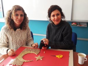 Zeytin çekirdeklerinden Türk bayrağı tasarladılar