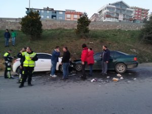 İki otomobil kafa kafaya çarpıştı: 4 yaralı