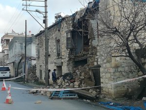 Mersin’de aşırı yağıştan 11 mahalle yolunda heyelan meydana geldi