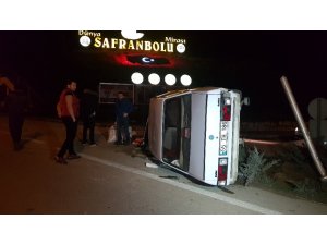 Kaldırıma çarpan otomobil takla attı: 2 yaralı