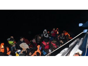 Kuşadası Körfezi’nde can pazarı: 36’sı çocuk 69 kaçak göçmen kurtarıldı