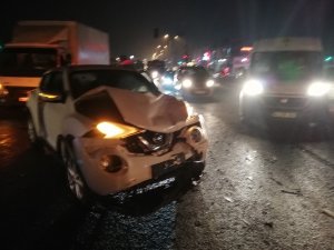Ters yönden karşıya geçmeye çalışan araç, trafiği birbirine kattı