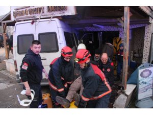 Otomobile arkadan çarpan servis minibüsü lokantaya girdi: 12 yaralı