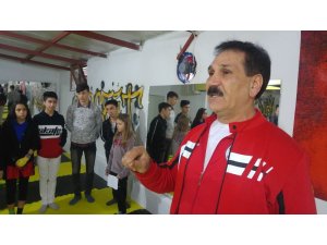Şampiyonlar madalyalarını ailelerinden aldılar