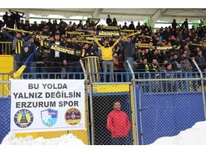 Ağrı 1970 Sporlu taraftarlardan Erzurumspor’a destek tezahüratı