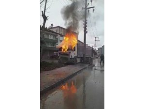 Park halindeki tır alev alev yandı