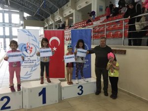 Tecrübesiz yüzücülerden 77 madalya