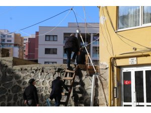 Rize’de çatlamalar nedeniyle tahliye edilen 8 katlı binada inceleme çalışmaları başladı