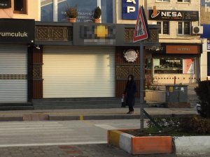 5 dakikada 30 kilo altını çaldılar