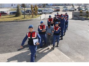 Çaldıkları koyunları satarken yakalandılar