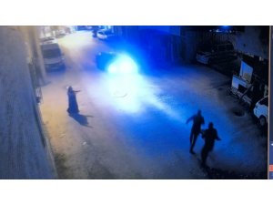 O anlar kamerada...4 yaşındaki çocuk babasının elinden kaçınca otomobilin altında kaldı