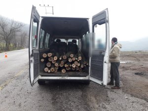 Ormandan kaçak odun kesenler jandarmaya yakalandı