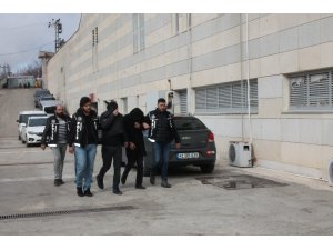 Toz esrarı koltuğa zulalayan 3 şüpheli yakalandı