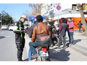 Sakarya’da kurallara uymayan motosikletler otoparka çekildi