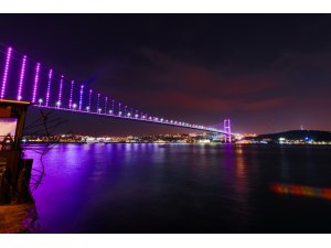 İstanbul'da köprüler epilepsiye dikkati çekmek için mora büründü