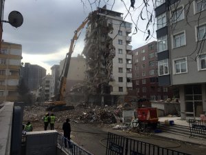 Kartal’daki Yunus apartmanında yıkım devam ediyor