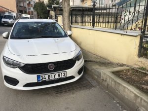 Lodosta otomobilin üzerine koca dal parçası düştü