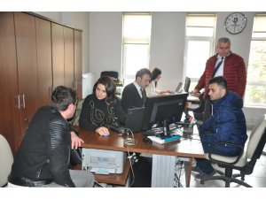 Maden işçisi olabilmek için saatlerdir kuyrukta bekliyorlar