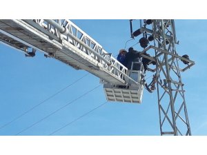 Çıktığı elektrik direğinde akıma kapılan işçi öldü