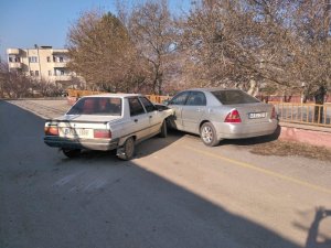 3 metrelik üst geçitten uçan otomobilin sürücüsü yaralandı