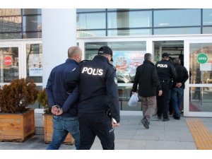 Bir araçta 3 şüpheli sahte kimlikte yakalandı, 2’sinin bir çok suçu çıktı