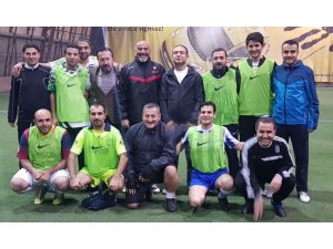 Gazetecilerle eski futbolcular arasında dostluk maçı