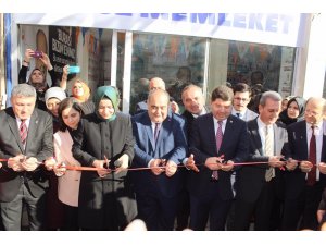 AK Parti seçim bürosu, MKYK üyesi Fatma Betül Sayan Kaya tarafından açıldı