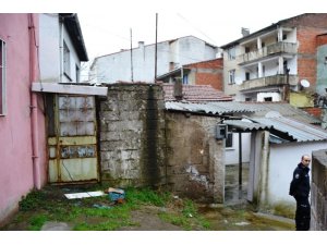 Biga’da eve giren iki kişi mutfak eşyalarını çaldı