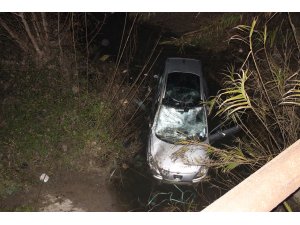Adana'da otomobil sulama kanalına devrildi: 2 yaralı