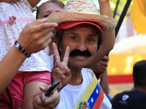 Venezuela'da Maduro'nun genç destekçilerinden yürüyüş