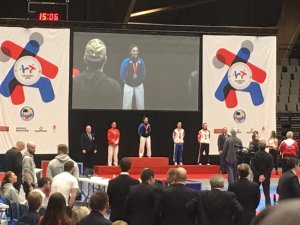 Kağıtsporlu karateciler Avrupa’dan bir altın bir gümüş ile döndü