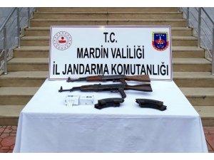 Türkiye Suriye sınır hattındaki beton bloklarda silah ele geçirildi