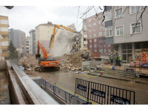 Yunus Apartmanı’nda yıkım çalışmaları dördüncü gününde