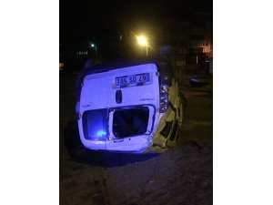 Çaycuma’da yoldan çıkan kamyonet devrildi: 2 yaralı