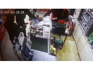Bıçaklı, silahlı market soyguncularını sopayla etkisiz hale getirdi