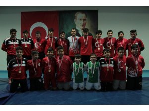 Kepez Belediyespor’un sırtı yere gelmedi