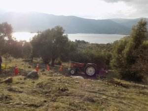 Çift sürmeye gittiği tarlada traktörün altında kaldı
