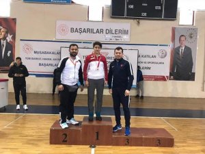 Kadın güreşçiler dereceyle döndü