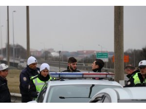 Ehliyetsiz sürücü 25 kilometrelik kovalamaca sonunda yakalandı