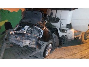 Tırın çarptığı otomobil hurdaya döndü