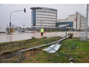 Kırmızı ışıkta geçen tır otomobili biçti